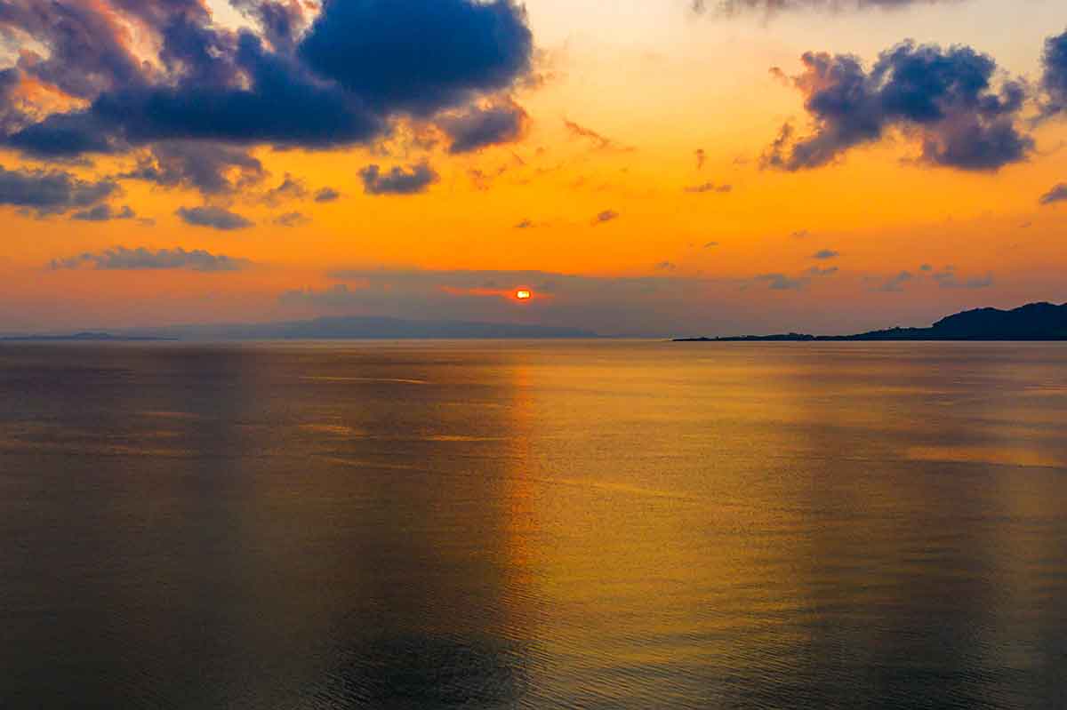 名蔵湾に沈む夕日